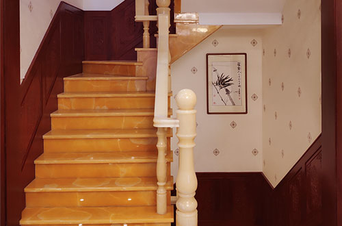 点军中式别墅室内汉白玉石楼梯的定制安装装饰效果